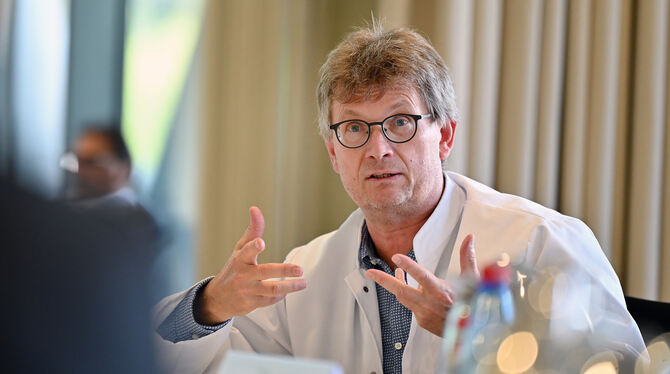 Oberarzt Hans Bösmüller war der dritte Patient mit Corona in Tübingen. Er plädiert für mehr Autopsien, um die Krankheit besser z