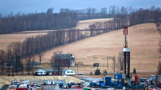 »Fracking«-Ölförderungsplattform bei Troy in Pennsylvania. Fracking kann unter bestimmten geologischen Bedingungen zu relativ