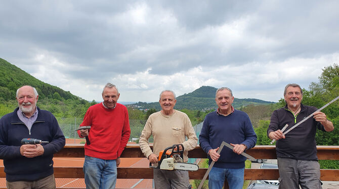 Tatkräftig: die Oldies des Eninger Tennisvereins.  FOTO: VEREIN