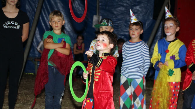 Pfullinger Kinder präsentieren sich im Rahmen des 34. Ferienprogramms im Kindermitmachzirkus Piccolo als kleine Artisten.  FOTOS
