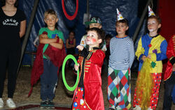 Pfullinger Kinder präsentieren sich im Rahmen des 34. Ferienprogramms im Kindermitmachzirkus Piccolo als kleine Artisten.  FOTOS
