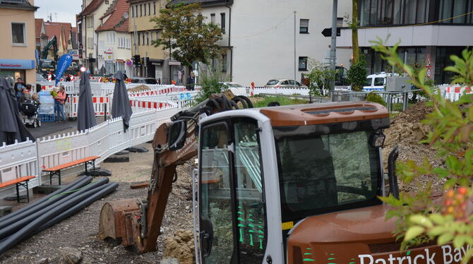 Ein Graben reiht sich an den anderen. Fußgänger und Autofahrer haben mit den Folgen der Marktplatzsanierung zu kämpfen.  FOTO: S