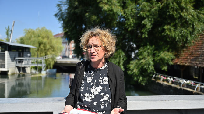 Möchte »die grüne Stadt erlebbar machen«: Angela Weiskopf an der Echaz beim ZOB.  FOTOS: PIETH
