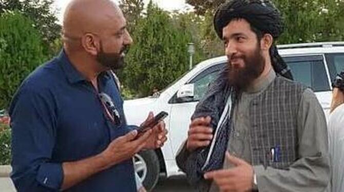 Shams Ul Haq (links) im Gespräch mit dem Tablibanführer und Mitglied der Kulturkomission Abdul Qahar Balkhi.