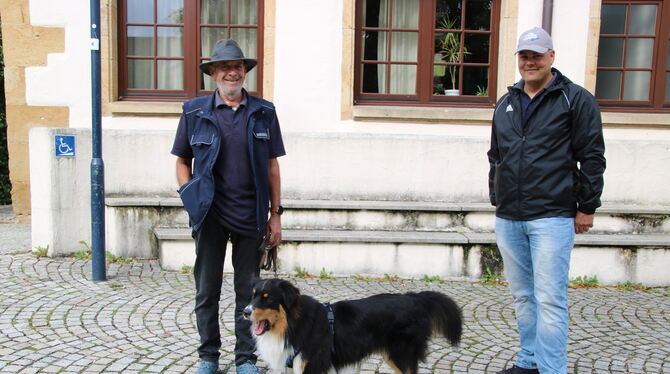 Die beiden Dettinger Mülldetektive Jürgen Hirning (links) mit Hund Paul und sein Kollege Thorsten Notz. FOTO: OECHSNER