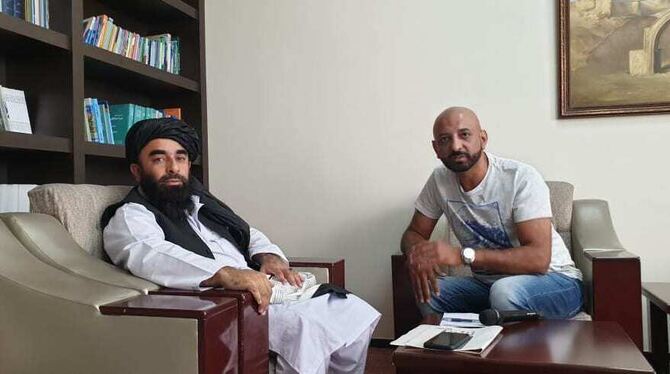 Journalist Shams Ul-Haq (rechts) traf den Sprecher der Taliban in Afghanistan, Zabihullah Mujahid.