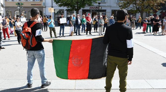Für Solidarität mit Afghanistan haben über 70 Menschen auf dem Reutlinger Marktplatz demonstriert.