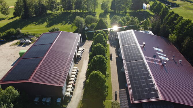 Der Golfclub Reutlingen-Sonnenbühl hat eine Fotovoltaikanlage auf zwei Dächern installiert.  FOTO: VEREIN