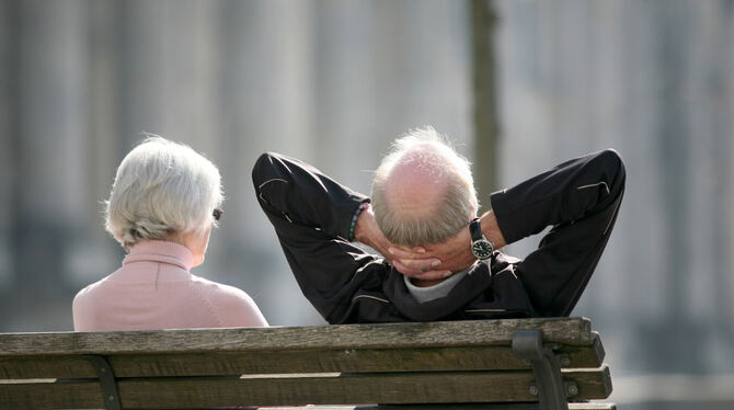 Ganz entspannt in der Sonne sitzen, kann man im Alter nur, wenn die Rente stimmt. Aussagen zur Altersversorgung finden sich desh