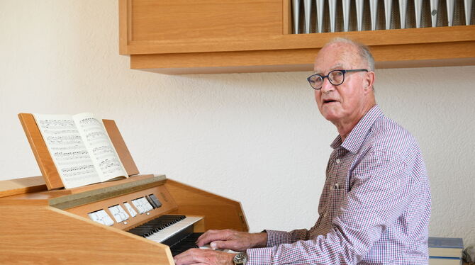 So kennen und lieben ihn die Mittelstädter seit Jahrzehnten: Siegfried Rein an der elektronischen Orgel der evangelisch-methodis
