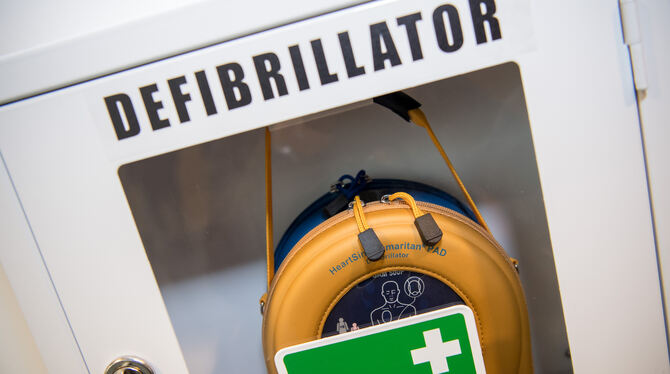Ein Schränkchen mit einem Defibrillator. Bei einem plötzlichen Herzanfall können Defibrillatoren Leben retten.