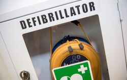 Ein Schränkchen mit einem Defibrillator. Bei einem plötzlichen Herzanfall können Defibrillatoren Leben retten.