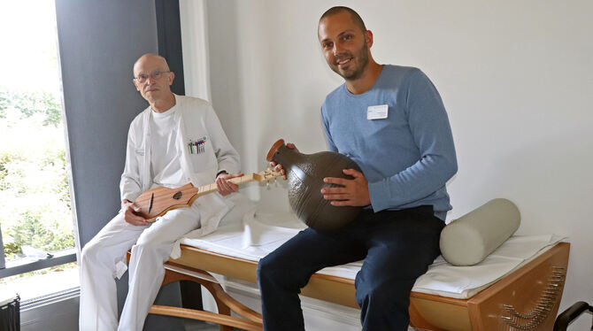 Oberarzt Werner Traub (links) freut sich, dass Martin Kucera an der Schmerzklinik Münsingen Musiktherapie anbietet.  FOTO: BLOCH