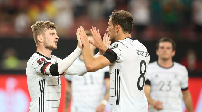 Nichts zu meckern in Stuttgart: Timo Werner (links) und Leon Goretzka feiern einen eindrucksvollen Sieg. FOTO: WELLER/DPA