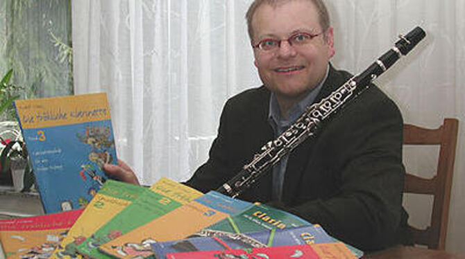 Weil die Jüngsten mit der herkömmlichen Klarinettenschule überfordert waren, hat Rudolf Mauz eine eigene zusammengestellt. FOTO