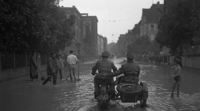 Das Unwetter vom 7. September 1951 setzte unter anderem die Nauklerstraße in Tübingen unter Wasser.  FOTO: STADTARCHIV TÜBINGEN
