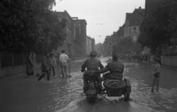Das Unwetter vom 7. September 1951 setzte unter anderem die Nauklerstraße in Tübingen unter Wasser.  FOTO: STADTARCHIV TÜBINGEN 