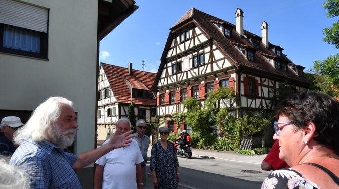 Auf Lokalrunde mit dem früheren Museumsleiter Dr. Hermann Berner; hier vorm ehemaligen Gasthaus »Rößle« auf der Lehr.  FOTO: MEY