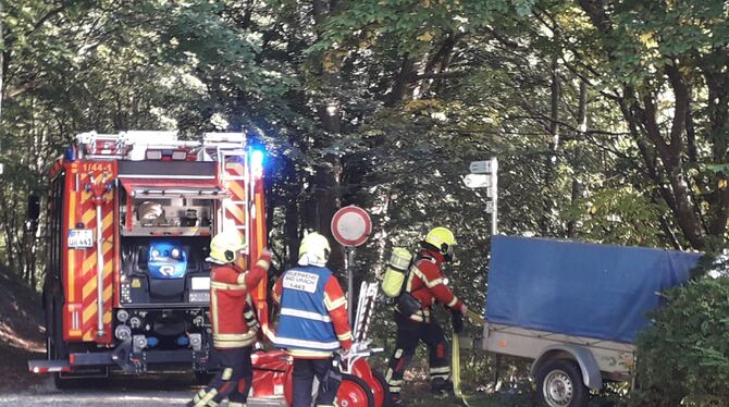 Die Feuerwehr Bad Urach löscht einen brennenden Baum.