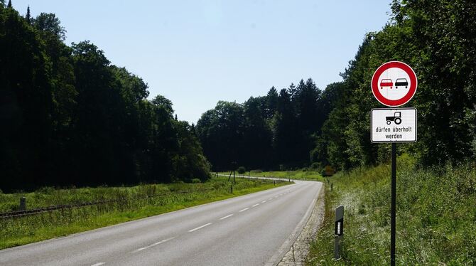 Auf diesem Streckenabschnitt  der L 230, rund 700 Meter vor dem Marbacher Dreieck, überholte  ein Daimler-Fahrer einen Traktor u