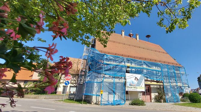 Das Rathaus in Genkingen soll zum 1 250-Jahr-Jubiläum des Ortes wieder erstrahlen. Deswegen wird die Fassade saniert.  FOTOS: FI