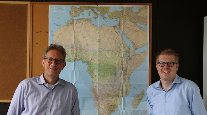 Professor Dr. Philipp von Carlowitz, Leiter des Projekts »Doing Business in Africa«, mit seinem wissenschaftlichen Mitarbeiter S