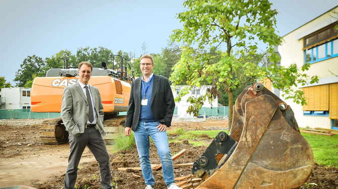 Schulleiter Tim Kelley (links) und Schulsprecher Matthias Krusch freuen sich, dass die Bauarbeiten an der International School