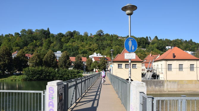 Eine neue Brücke für Radler kommt neben den existierenden Steg am Stauwehr, der eigentlich Fußgängern vorbehalten ist.  FOTO: KR