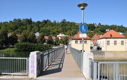 Eine neue Brücke für Radler kommt neben den existierenden Steg am Stauwehr, der eigentlich Fußgängern vorbehalten ist.  FOTO: KR