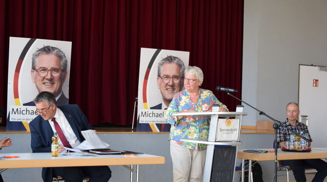 Wo schaut er denn hin? Michael Donth, Annette Schavan und Martin Schmid in der Brühlhalle..  FOTO: WURSTER