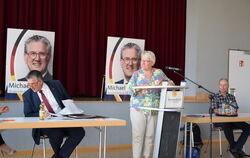 Wo schaut er denn hin? Michael Donth, Annette Schavan und Martin Schmid in der Brühlhalle..  FOTO: WURSTER
