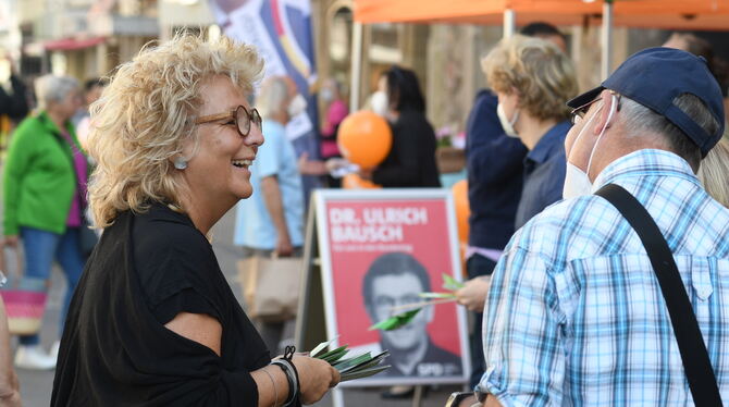 Ist beim Straßenwahlkampf in ihrem Element: die grüne Bundestagskandidatin Beate Müller-Gemmeke.  FOTO: ZENKE
