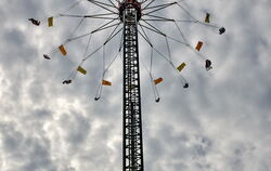 Wie ein Propeller: Karussellfahrer auf dem Hugo-Boss-Platz.  FOTOS: NIETHAMMER