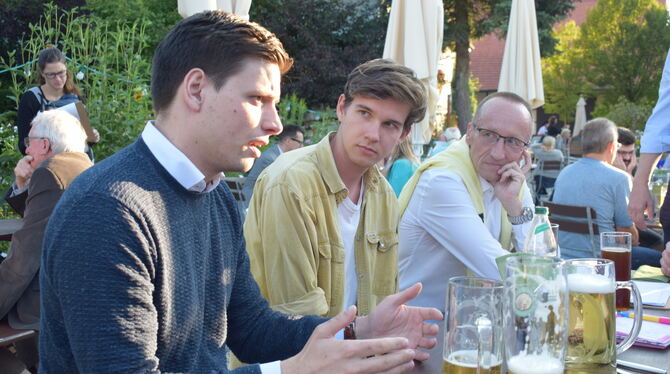 Julian Grünke (ganz links) im Mähringer »Waldhorn«-Garten am Tisch mit Paul und dessen Vater Michael Bitzer. FOTO: STÖHR