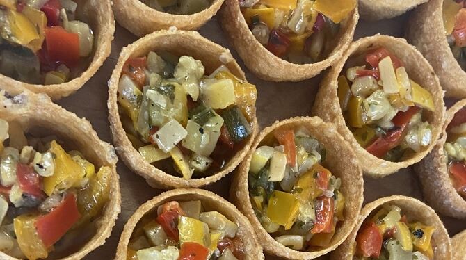 Uwe Förster und sein »Culinarium« hatten die Speisen zubereitet.  FOTO: BRÄUNINGER