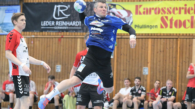 Erzielt den 33:32-Siegtreffer für den VfL Pfullingen: Kreisläufer Alexander Schmid.   FOTO: BAUR