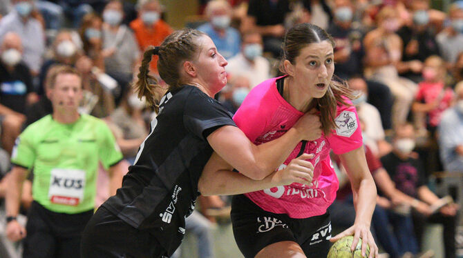 Metzingens Anna Albek (rechts) – hier gegen Marieke Blase (HSG Bad Wildungen Vipers) – überzeugte in Angriff wie Abwehr und scho Metzingens Anna Albek (rechts) – hier gegen Marieke Blase (HSG Bad Wildungen Vipers) – überzeugte in Angriff wie Abwehr und scho