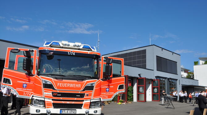 Das neue Feuerwehrgerätehaus in Eningen wurde am Sonntag seiner Bestimmung übergeben. Hier hat die Wehr jetzt deutlich mehr Plat