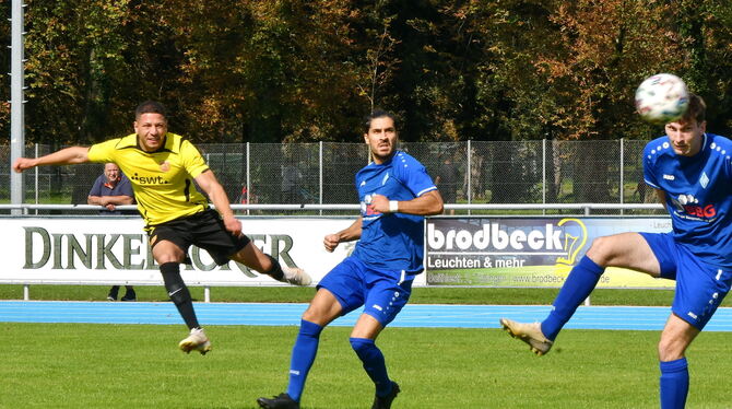 Mouhamed Arfaoui (links) vom SV 03 Tübingen erzielt das 1:0 gegen die SV Böblingen.  FOTO: MEYER