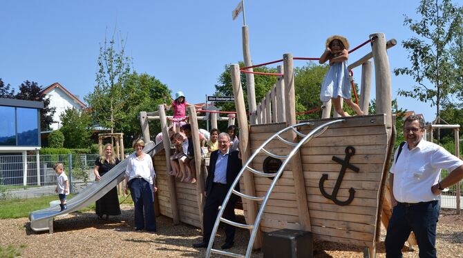 OB Thomas Keck beim Besuch des Kinderhauses Alice-Haarburger-Straße.  FOTO: STADT