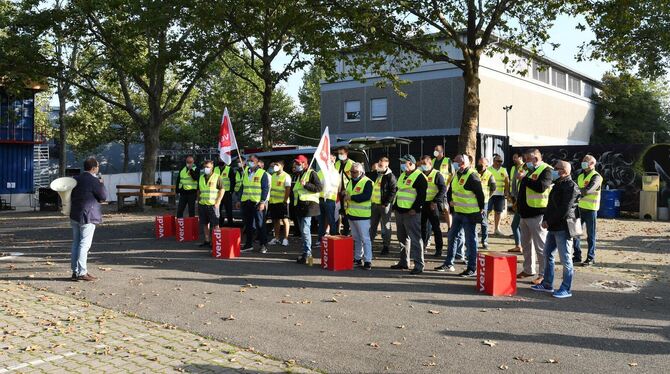Benjamin Stein von verdi spricht im Echazhafen zu den streikenden Busfahrern.