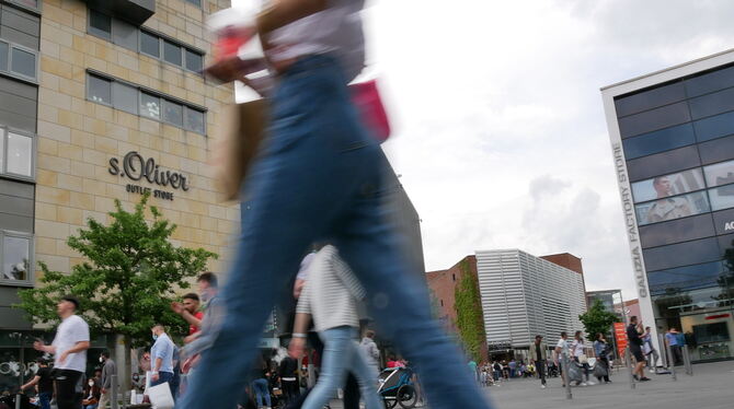 Keine Testpflicht mehr: Die Outletcity brummt.  FOTO: WURSTER