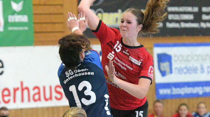 Dieses Duell gibt es auch in der neuen Runde: Jana Plankenhorn (rechts) vom VfL Pfullingen mit wehendem Haar gegen Nina Silva da