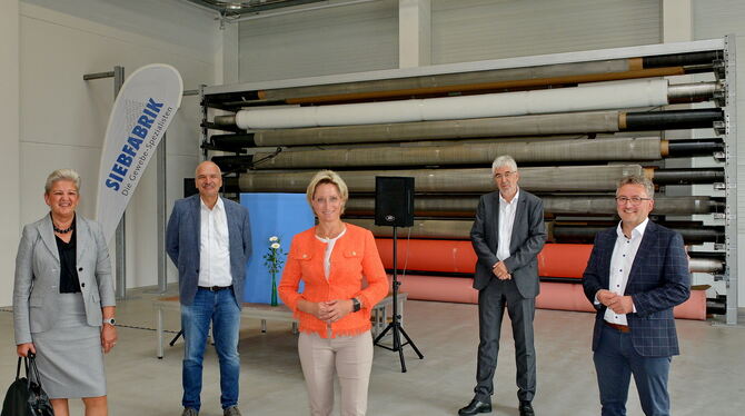 Einweihung der neuen Produktionshallen bei der Siebfabrik in Mössingen-Öschingen (von links): Sabine Becker, Vorstandsmitglied d