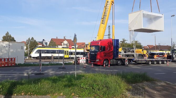 Ein Mobilkran hebt Betonfertigteile vom Tieflader, weshalb die Noyon-Allee zeitweise halbseitig blockiert ist. FOTO: PFISTERER