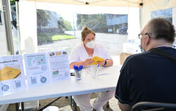 Monika Lenz berät in ihrer mobilen Impfstation den Gomaringer Stergios Exizoglou.