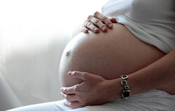 Viele Frauen, die sich ein Kind wünschen, machen sich Sorgen, ob ihnen die Corona-Impfung schaden könnte.  FOTO: BRICHTA/DPA