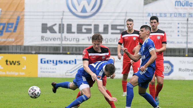 Pierre Eiberger Zweikampf Pierre Eiberger vom SSV Reutlingen (hinten) im Zweikampf mit Samuel Boneberger vom FC Ravensburg.