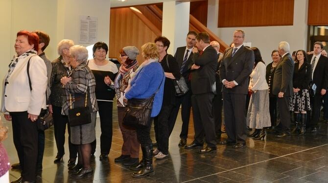 In Reihe und Glied: Für den bürgermeisterlichen Händedruck standen die Gäste manierlich an. GEA-FOTO: PACHER In Reihe und Glied: Für den bürgermeisterlichen Händedruck standen die Gäste manierlich an. GEA-FOTO: PACHER