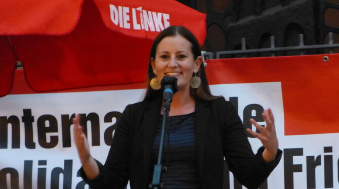 Linken-Spitzenkandidatin Janine Wissler gab sich in Tübingen betont kämpferisch.  FOTO: LÖFFLER